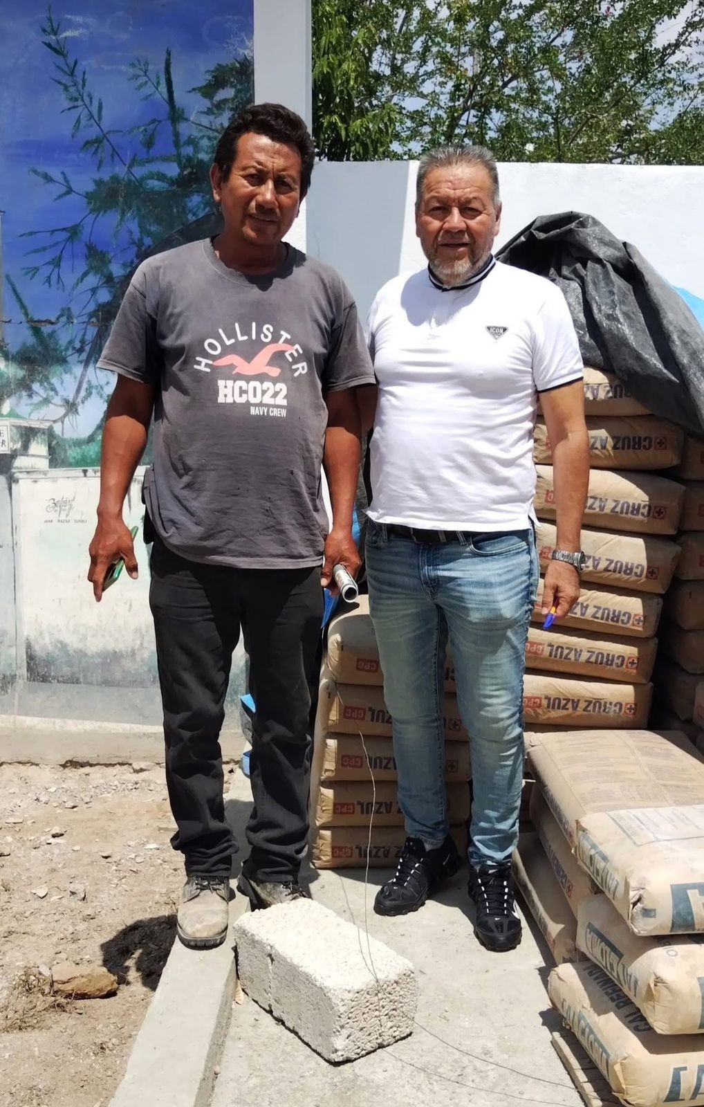 Hizo entrega de una tonelada de cemento