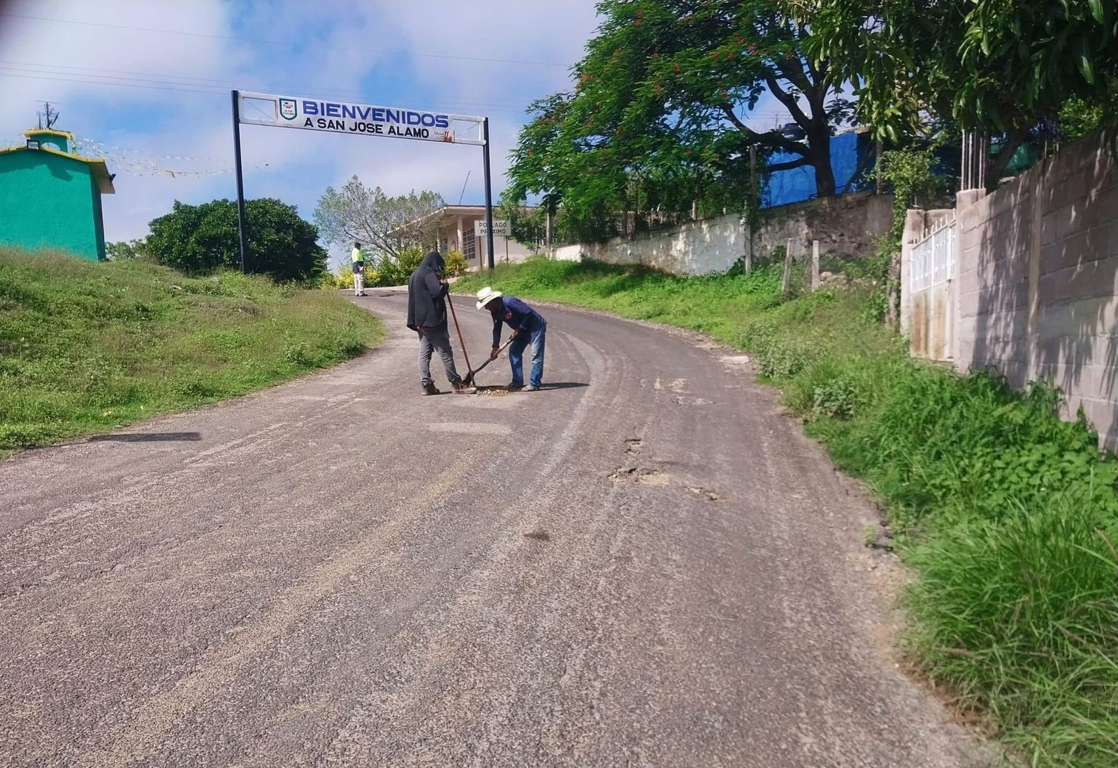 bacheo de las carreteras principales que conectan a nuestras comunidades.