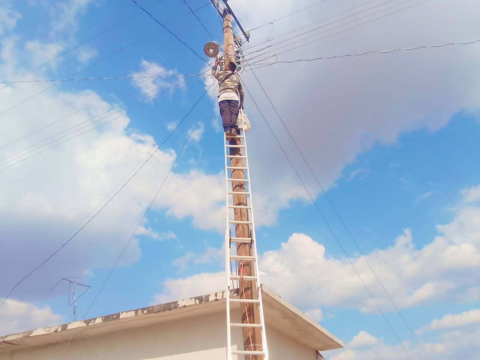 El personal de mantenimiento sigue trabajando arduamente en la instalación y rectificación de luminarias en la comunidad de Santa Cruz Mirador!