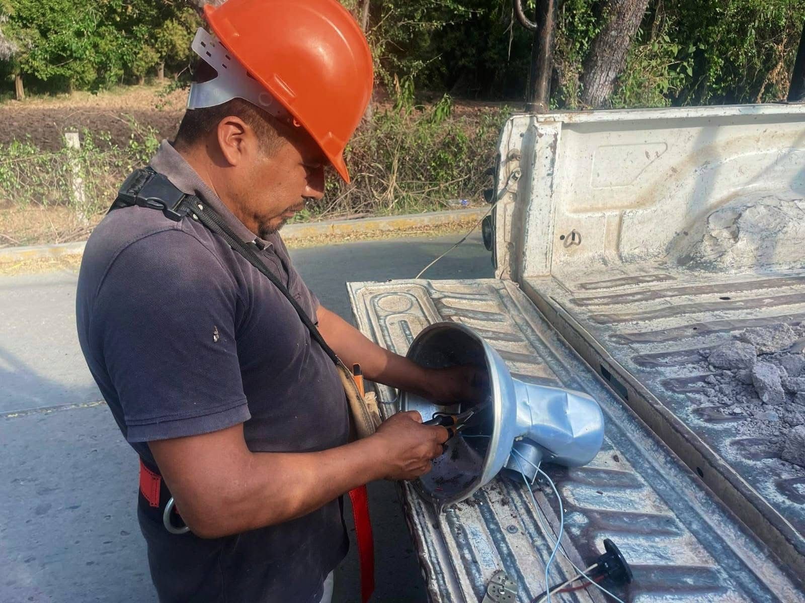 ¡El personal de mantenimiento continúa con la reparación y activación de luminarias en varias áreas. Esta vez, se realizaron trabajos en: