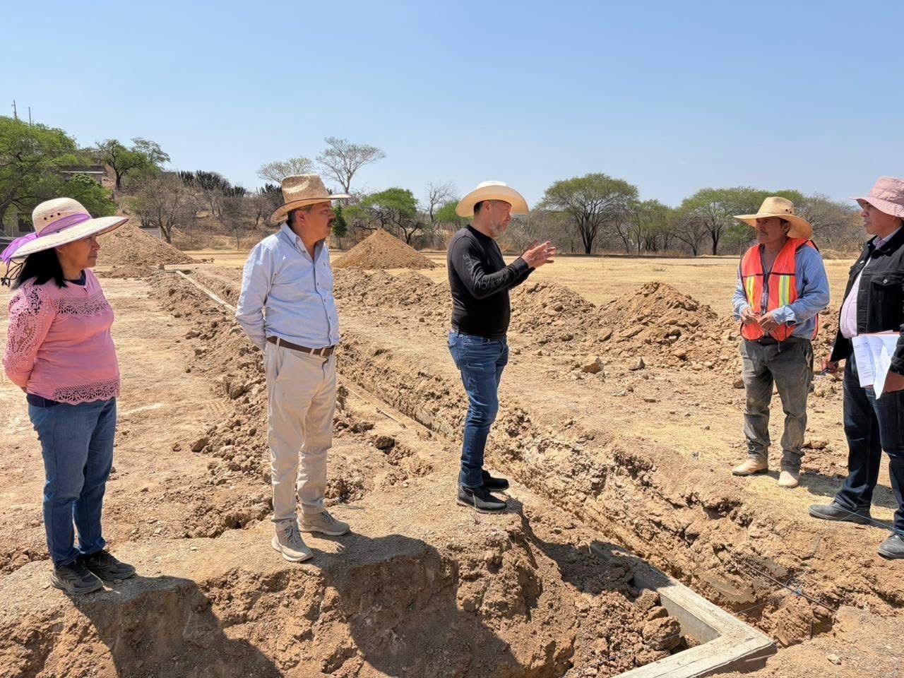 ⚽🚧 Continúan los trabajos en el campo de fútbol de la comunidad de San José Álamo.