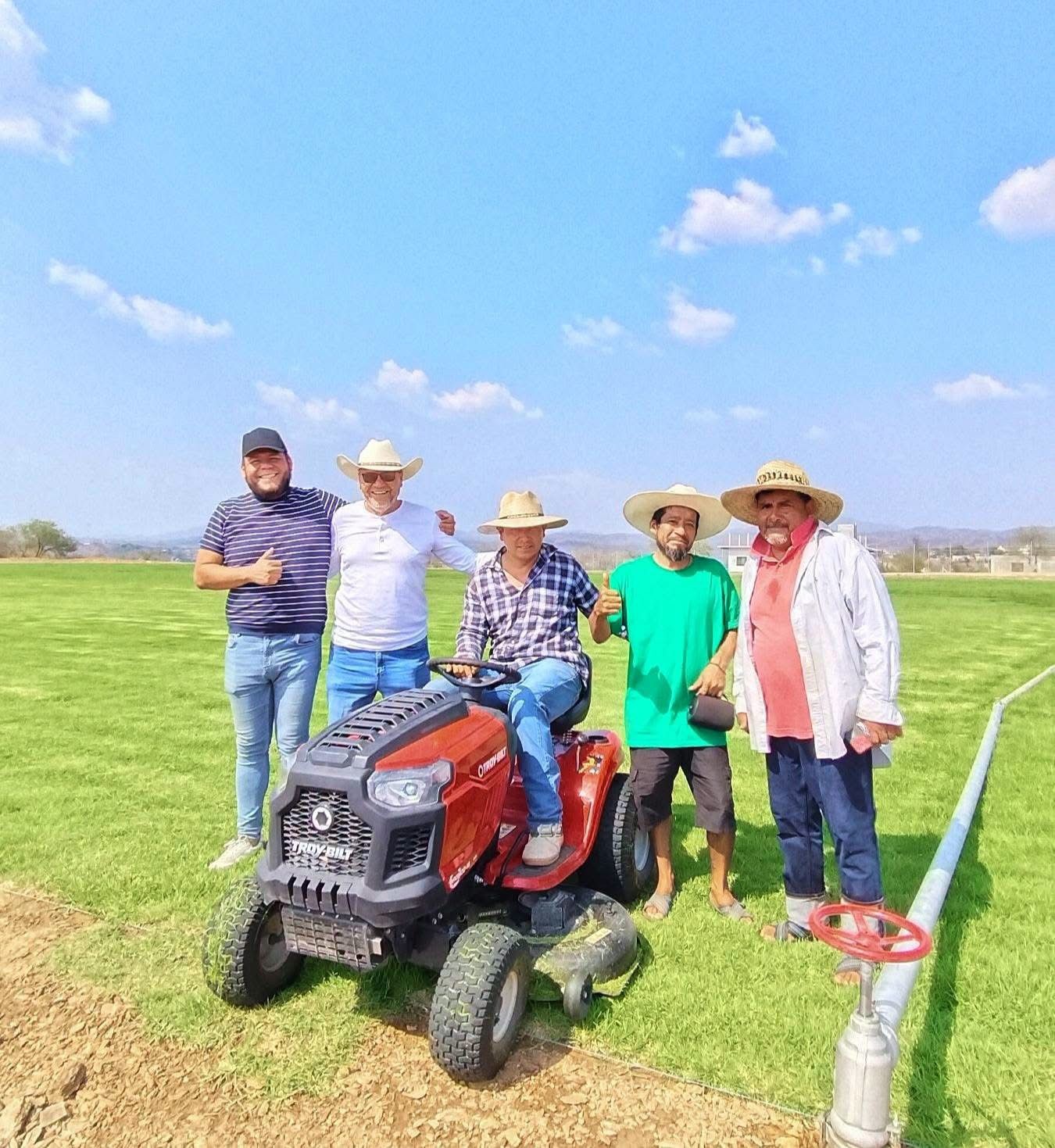 ⚽🏗️ Supervisando los trabajos en el Campo Deportivo.